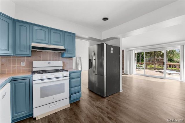 4337 Ravinewood Drive, Commerce Charter Township, MI 48382