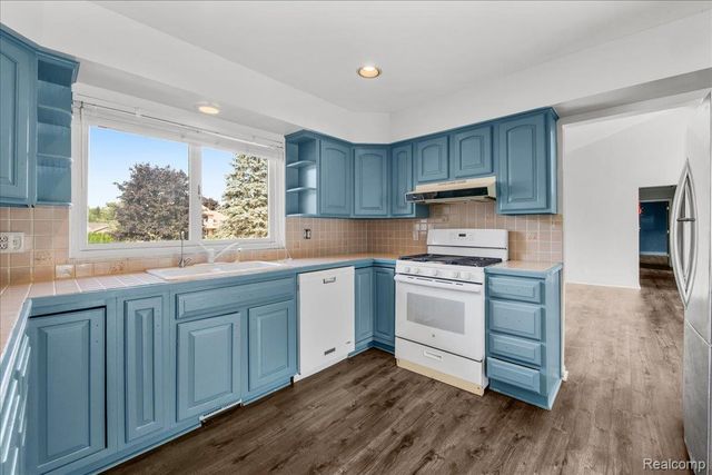 4337 Ravinewood Drive, Commerce Charter Township, MI 48382