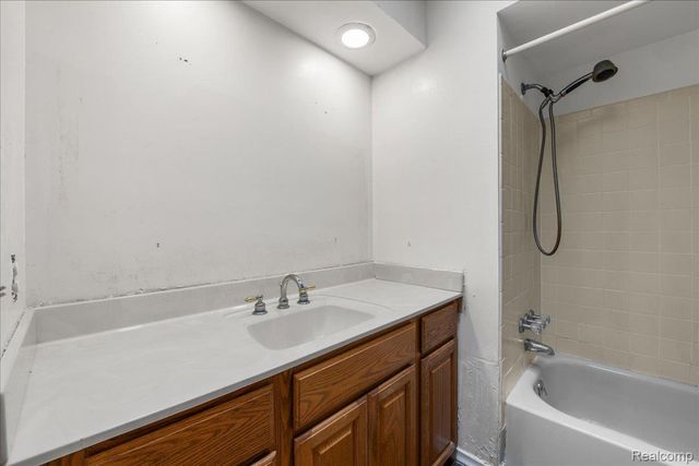 4337 Ravinewood Drive, Commerce Charter Township, MI 48382