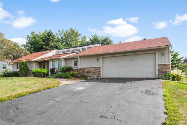 4337 Ravinewood Drive, Commerce Charter Township, MI 48382