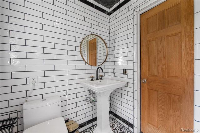 4337 Ravinewood Drive, Commerce Charter Township, MI 48382