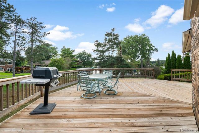 4337 Ravinewood Drive, Commerce Charter Township, MI 48382