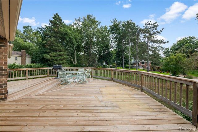 4337 Ravinewood Drive, Commerce Charter Township, MI 48382