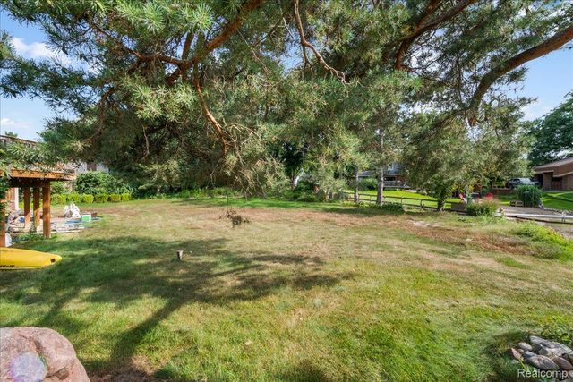 4337 Ravinewood Drive, Commerce Charter Township, MI 48382