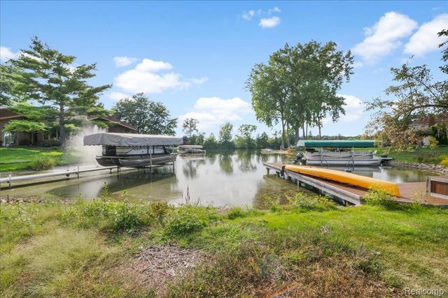 4337 Ravinewood Drive, Commerce Charter Township, MI 48382