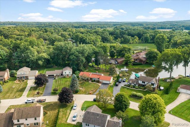 4337 Ravinewood Drive, Commerce Charter Township, MI 48382