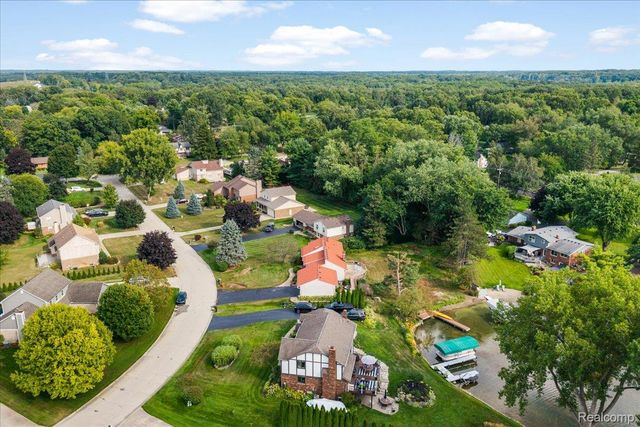 4337 Ravinewood Drive, Commerce Charter Township, MI 48382