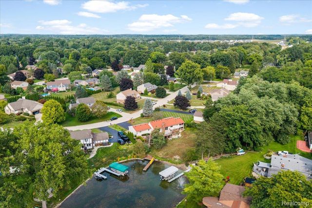 4337 Ravinewood Drive, Commerce Charter Township, MI 48382
