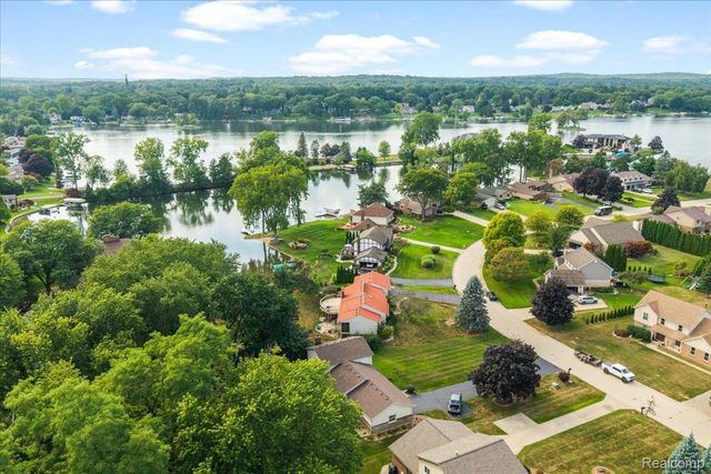 4337 Ravinewood Drive, Commerce Charter Township, MI 48382