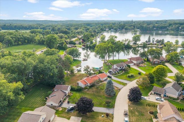 4337 Ravinewood Drive, Commerce Charter Township, MI 48382