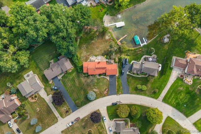 4337 Ravinewood Drive, Commerce Charter Township, MI 48382