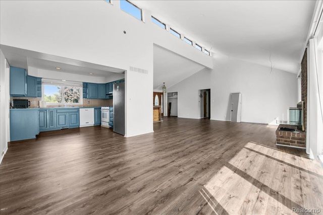 4337 Ravinewood Drive, Commerce Charter Township, MI 48382