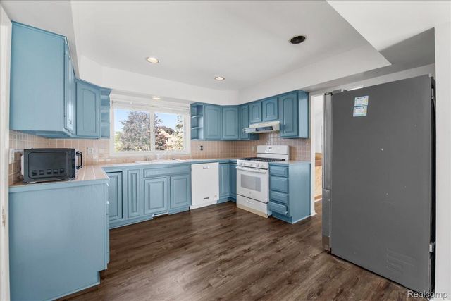 4337 Ravinewood Drive, Commerce Charter Township, MI 48382