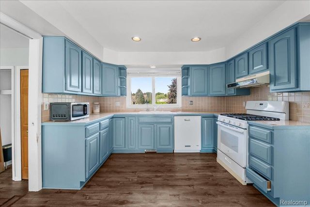 4337 Ravinewood Drive, Commerce Charter Township, MI 48382
