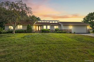 4337 Ravinewood Drive, Commerce Charter Township, MI 48382