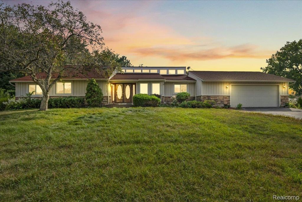 4337 Ravinewood Drive, Commerce Charter Township, MI 48382