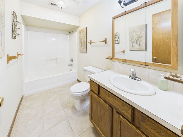 244 W Village Lake Dr, Derby, KS 67037