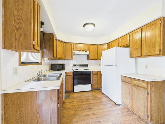 244 W Village Lake Dr, Derby, KS 67037