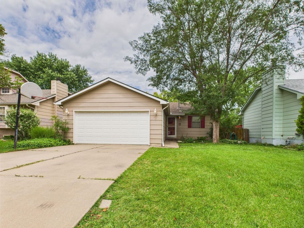 244 W Village Lake Dr, Derby, KS 67037