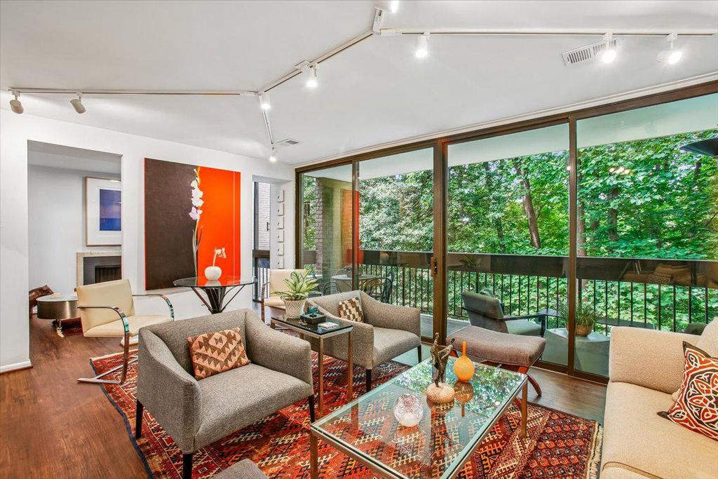 Image 10 of property listing at 4920 SENTINEL DR #3-305, Bethesda, MD 20816