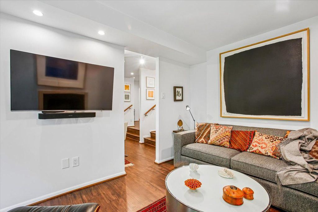 Image 15 of property listing at 4920 SENTINEL DR #3-305, Bethesda, MD 20816