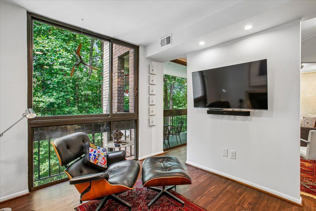 Image 16 of property listing at 4920 SENTINEL DR #3-305, Bethesda, MD 20816