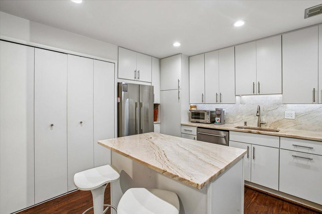 Image 17 of property listing at 4920 SENTINEL DR #3-305, Bethesda, MD 20816