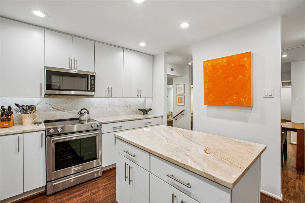 Image 18 of property listing at 4920 SENTINEL DR #3-305, Bethesda, MD 20816