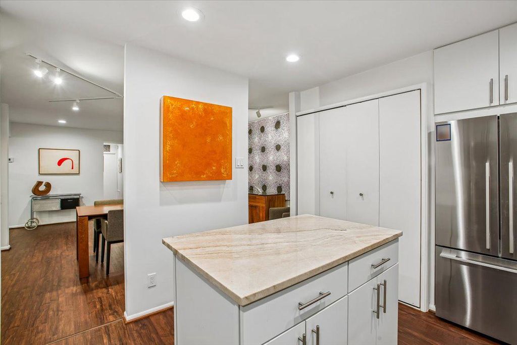 Image 19 of property listing at 4920 SENTINEL DR #3-305, Bethesda, MD 20816