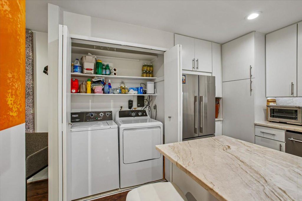 Image 20 of property listing at 4920 SENTINEL DR #3-305, Bethesda, MD 20816