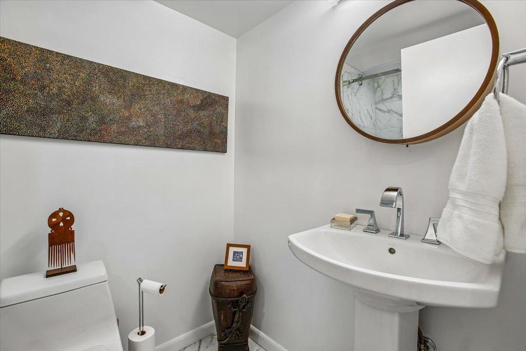 Image 22 of property listing at 4920 SENTINEL DR #3-305, Bethesda, MD 20816