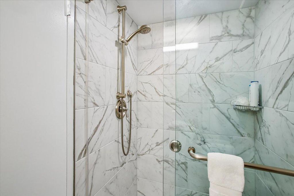 Image 23 of property listing at 4920 SENTINEL DR #3-305, Bethesda, MD 20816