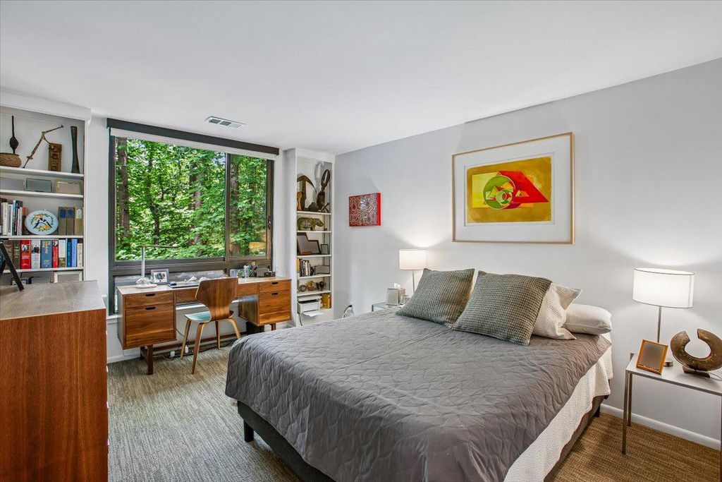 Image 24 of property listing at 4920 SENTINEL DR #3-305, Bethesda, MD 20816