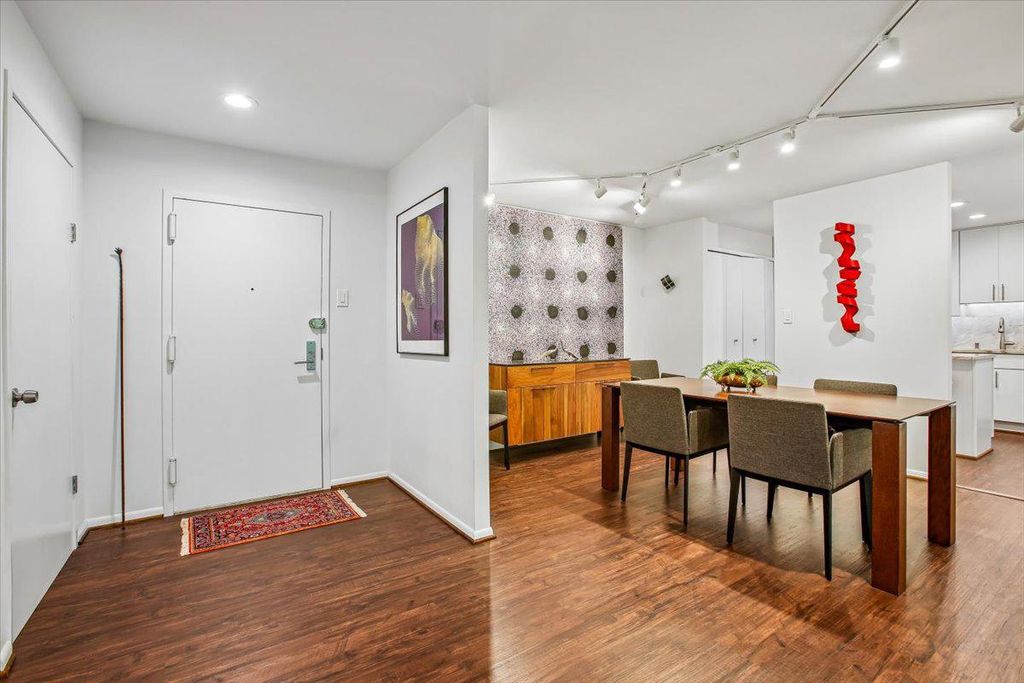 Image 3 of property listing at 4920 SENTINEL DR #3-305, Bethesda, MD 20816