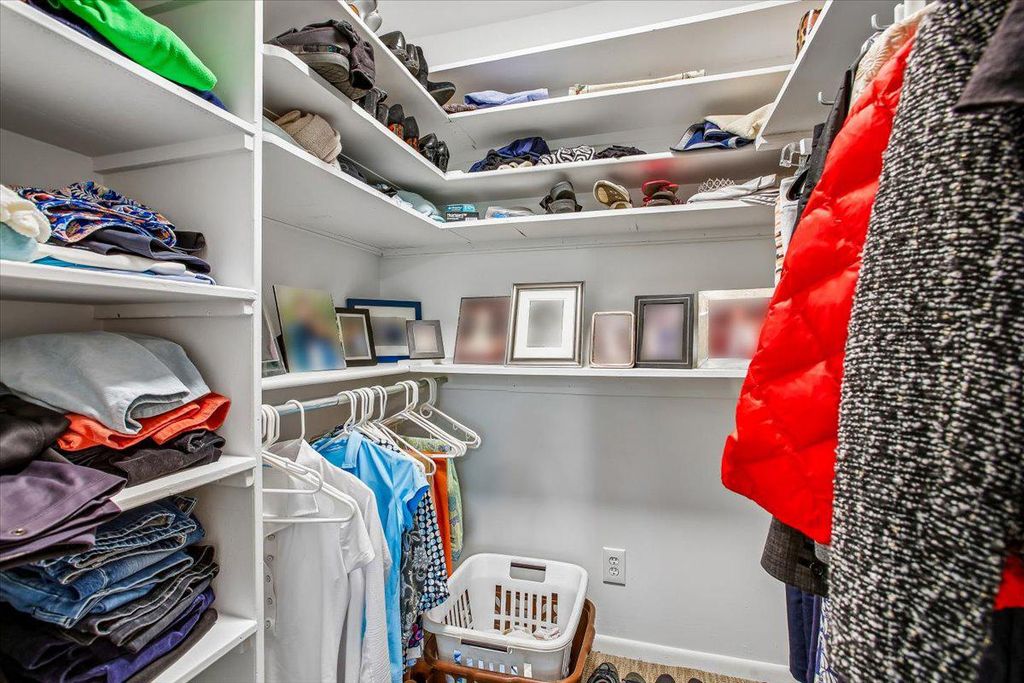 Image 33 of property listing at 4920 SENTINEL DR #3-305, Bethesda, MD 20816