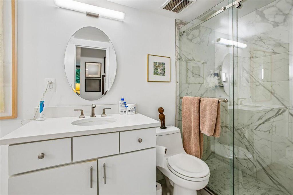 Image 34 of property listing at 4920 SENTINEL DR #3-305, Bethesda, MD 20816