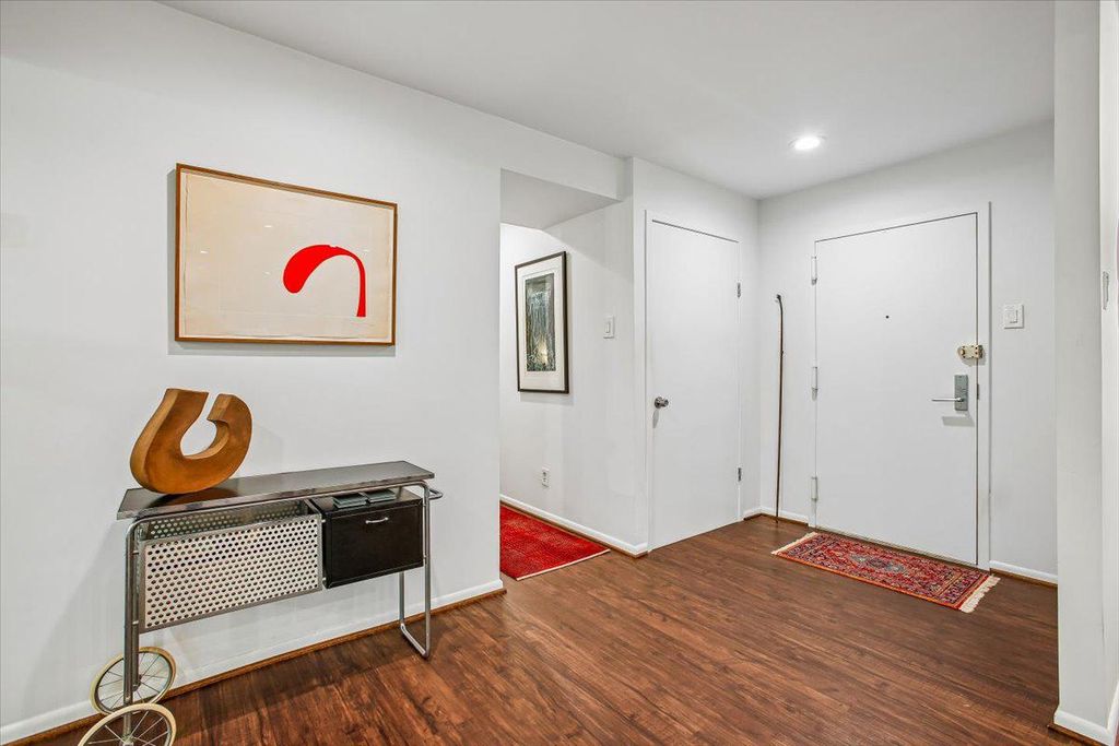 Image 4 of property listing at 4920 SENTINEL DR #3-305, Bethesda, MD 20816