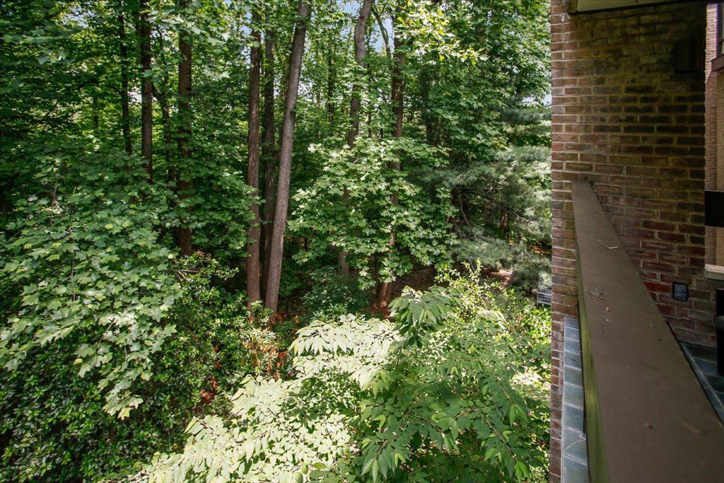 Image 40 of property listing at 4920 SENTINEL DR #3-305, Bethesda, MD 20816