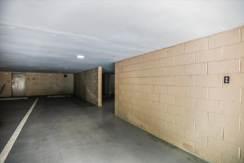 Image 41 of property listing at 4920 SENTINEL DR #3-305, Bethesda, MD 20816