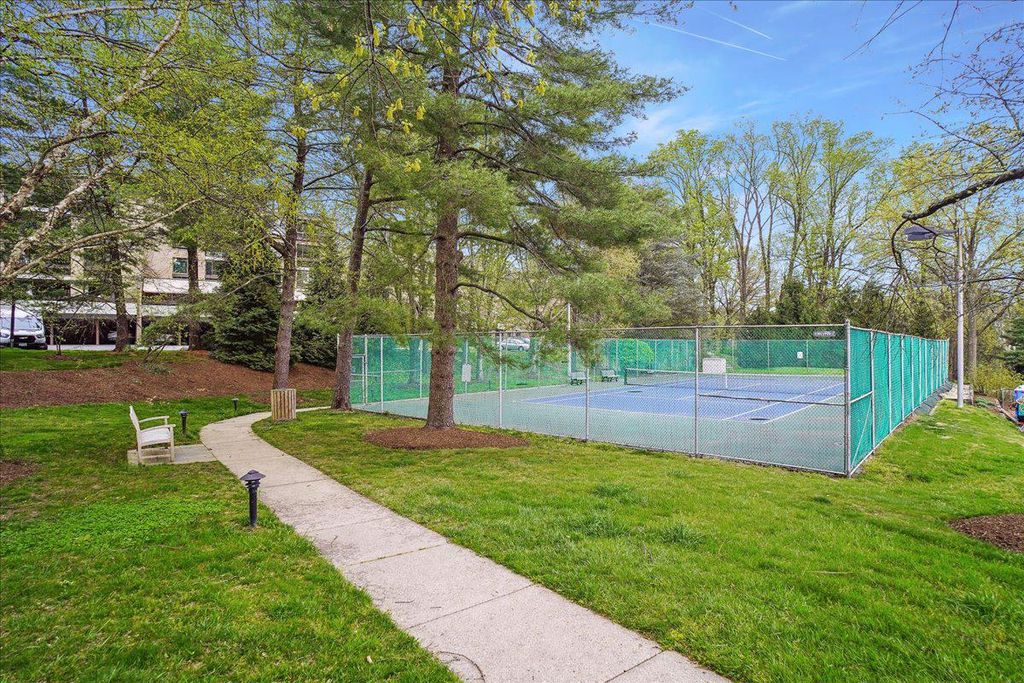 Image 54 of property listing at 4920 SENTINEL DR #3-305, Bethesda, MD 20816