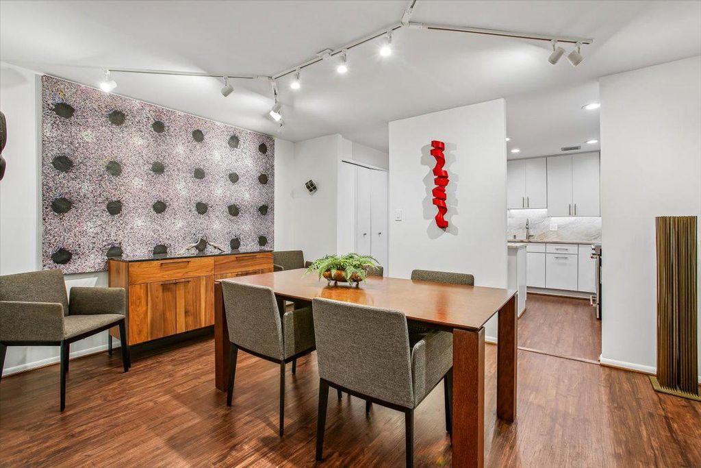 Image 6 of property listing at 4920 SENTINEL DR #3-305, Bethesda, MD 20816