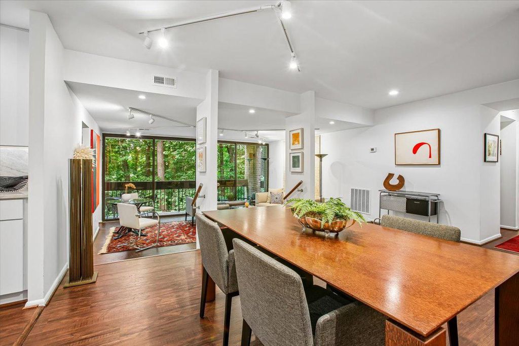 Image 7 of property listing at 4920 SENTINEL DR #3-305, Bethesda, MD 20816