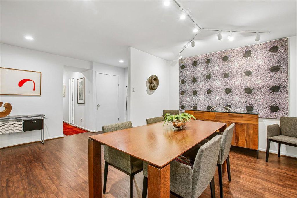 Image 8 of property listing at 4920 SENTINEL DR #3-305, Bethesda, MD 20816
