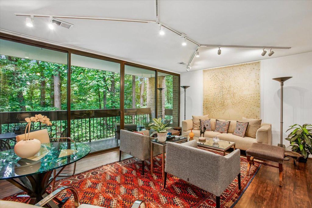 Image 9 of property listing at 4920 SENTINEL DR #3-305, Bethesda, MD 20816