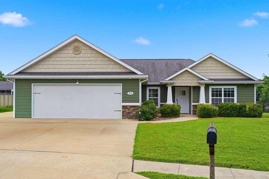 7610 W BLACK WALNUT DR, Columbia, MO 65202