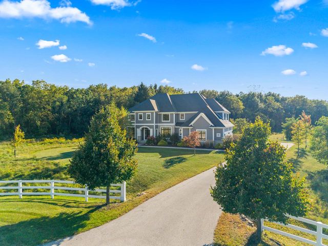 W339S271 Foxtail COURT, Oconomowoc, WI 53066