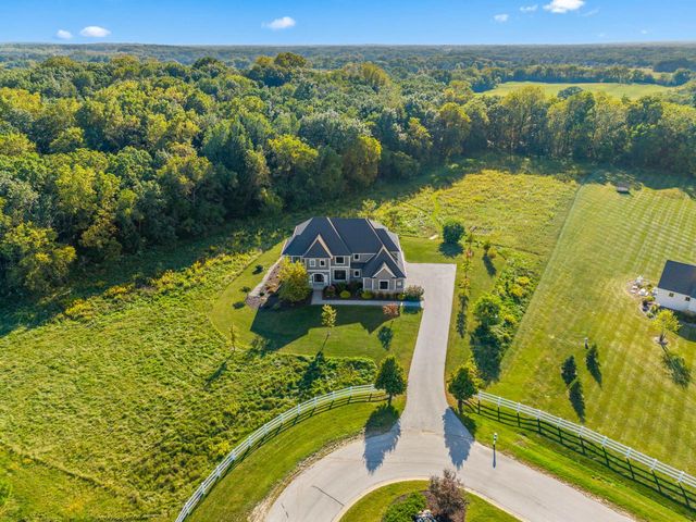 W339S271 Foxtail COURT, Oconomowoc, WI 53066