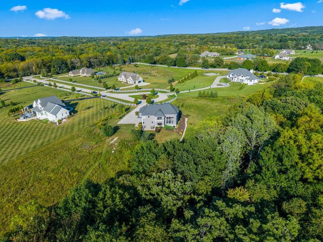 W339S271 Foxtail COURT, Oconomowoc, WI 53066