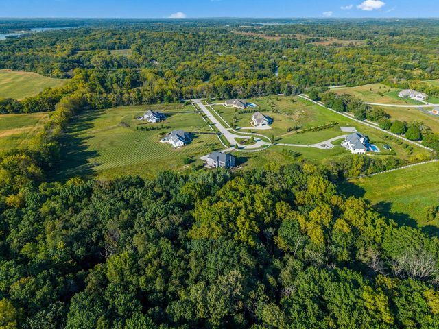 W339S271 Foxtail COURT, Oconomowoc, WI 53066