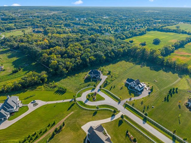 W339S271 Foxtail COURT, Oconomowoc, WI 53066